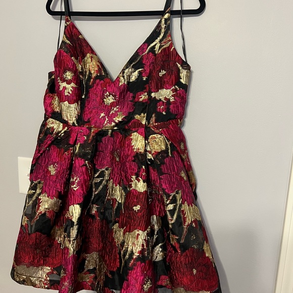 Adorable peplum style dress from VICI - Picture 2 of 6